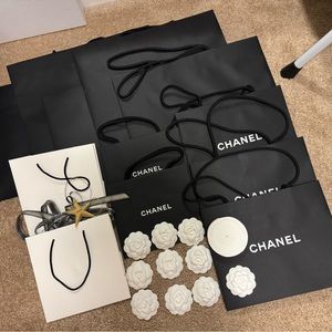 Chanel!! 12 Shopping Bags + 10 flowers + 1 roll of ribbon